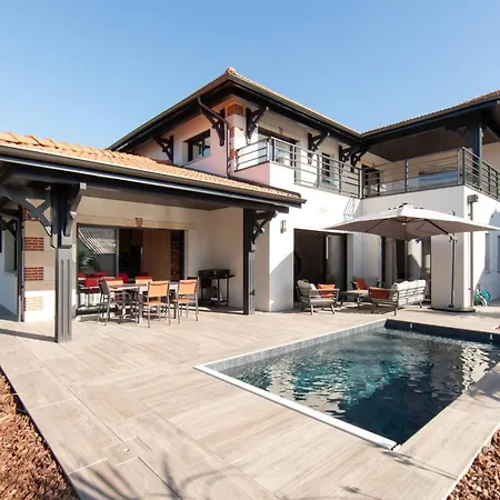 Fabienne En Plein Centre Avec Piscine Chauffee Pour 6 Personne Villa